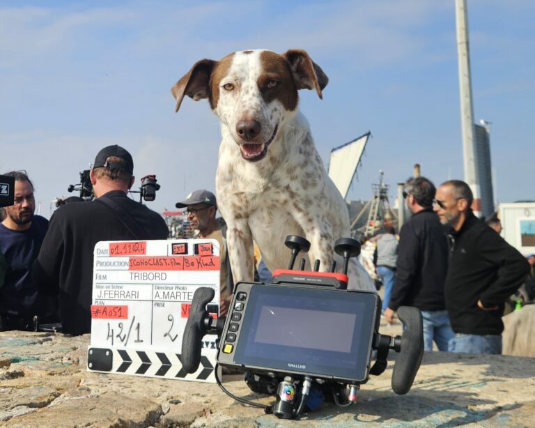 Bobby pose à côté du clap du film Les K d'Or